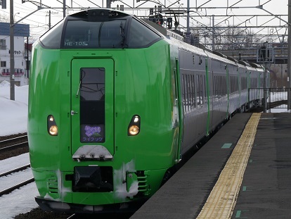 【北海道】最終列車の乗客がホームに…電気が消えるなか一晩過ごす　駅員が改札口への扉施錠　翌朝発見され改札口から出ていく…北広島駅